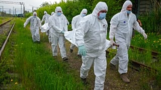Les corps de soldats russes morts près de Kyiv sont stockés dans des wagons de train réfrigérés en Ukraine.