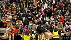 Berlin'de yemek kuyruğundaki Ukraynalı sığınmacılar 