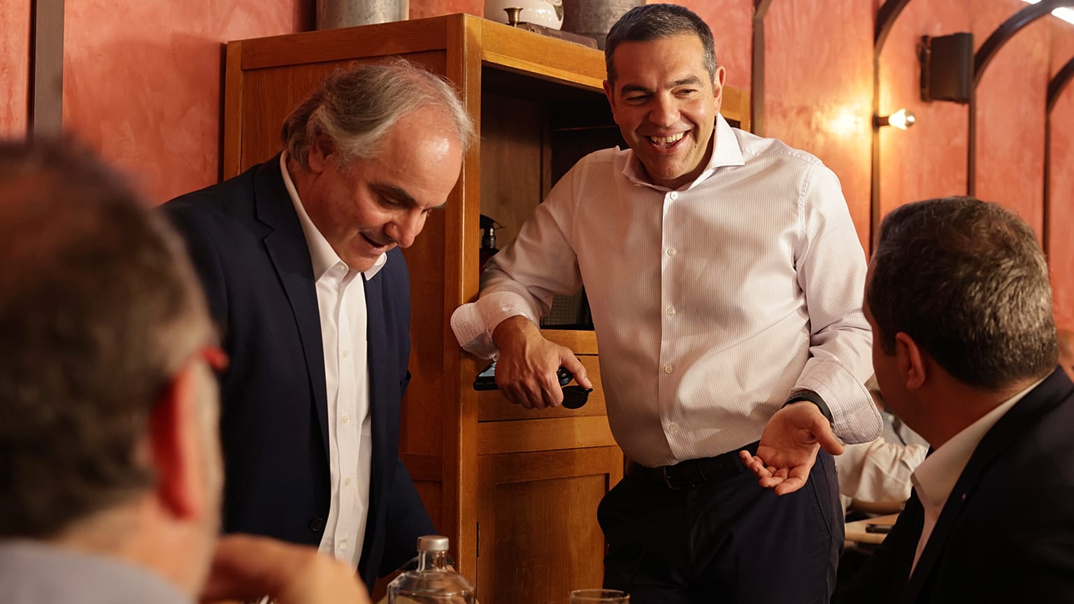 Ο Πρόεδρος του ΣΥΡΙΖΑ Προοδευτική Συμμαχία, Αλέξης Τσίπρας συνομιλεί με δημοσιογράφους που καλύπτουν το ρεπορτάζ του κόμματος, σε ταβέρνα στο Ψυρρή