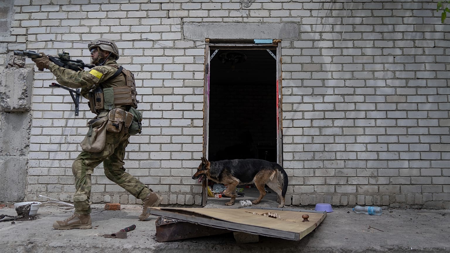 Un militaire ukrainien patrouille pendant une mission de reconnaissance dans un village récemment repris à la périphérie de Kharkiv,  14 mai
