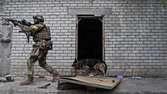 Un militaire ukrainien patrouille pendant une mission de reconnaissance dans un village récemment repris à la périphérie de Kharkiv,  14 mai