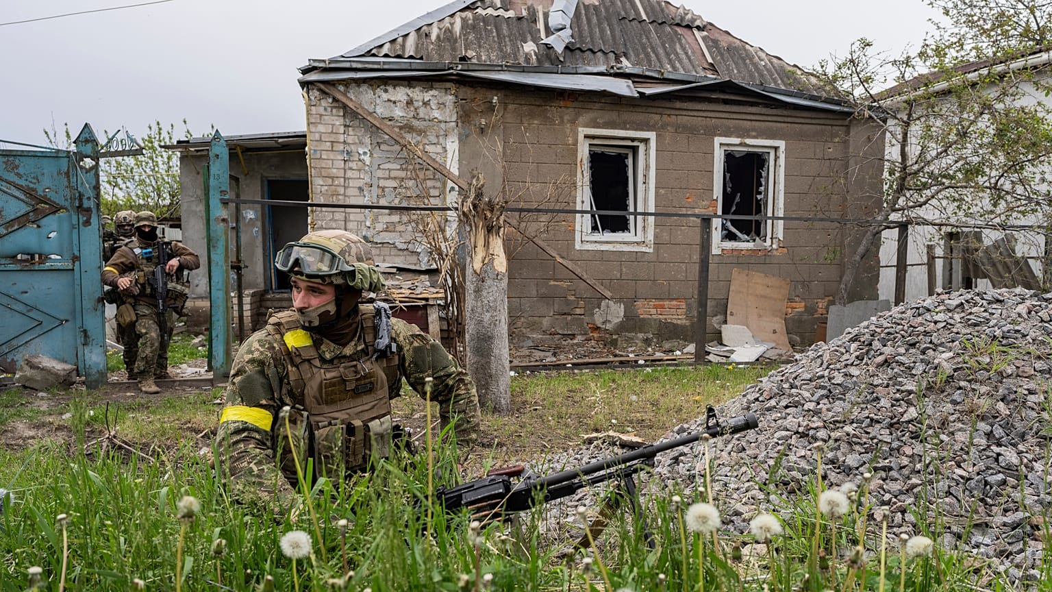 Патруль украинских надгвардейцев в отвоёванном у ВС РФ селе под Харьковом