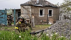 Патруль украинских надгвардейцев в отвоёванном у ВС РФ селе под Харьковом