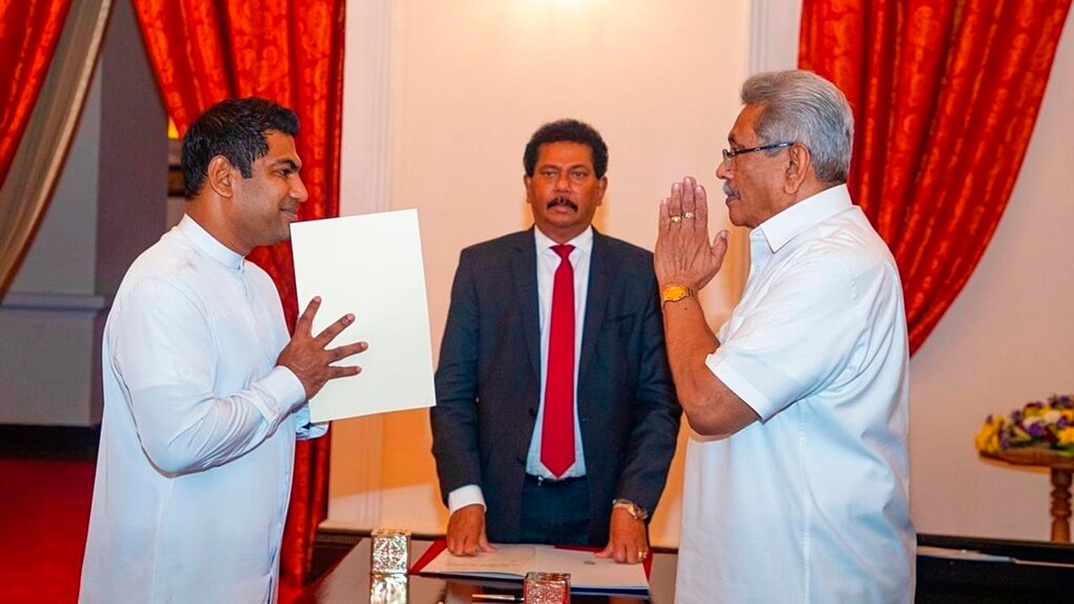 Srí Lanka elnöke átadja Kanchana Wijesekera új energiaügyi miniszter megbízólevelét 2022. május 14-én Colombóban