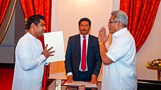 Srí Lanka elnöke átadja Kanchana Wijesekera új energiaügyi miniszter megbízólevelét 2022. május 14-én Colombóban
