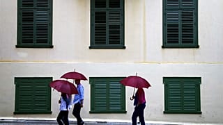 Τουρίστες με ομπρέλες στην Πλάκα στο κέντρο της Αθήνας