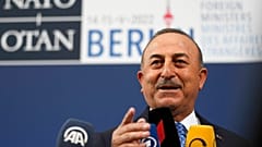 Der türkische Außenminister Mevlut Cavusoglu bei einem informellen NATO-Treffen mit Amtskolleg:innen in Berlin, 14. Mai 2022.