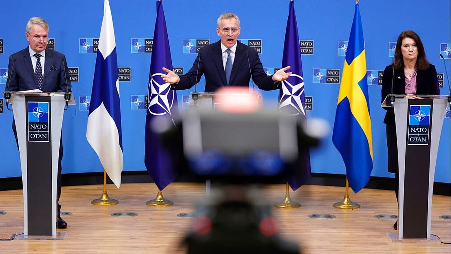 El secretario general de la OTAN Jens Stoltenbert (centro) con los ministros de Exteriores de Finlandia y Suecia en una imagen de archivo