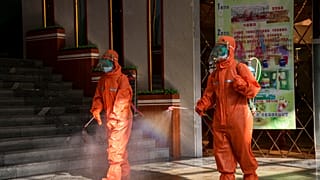 موظفون يعقمون الأرض كجزء من الإجراءات الوقائية ضد فيروس كورونا في متجر في بيونغ يانغ، كوريا الشمالية.