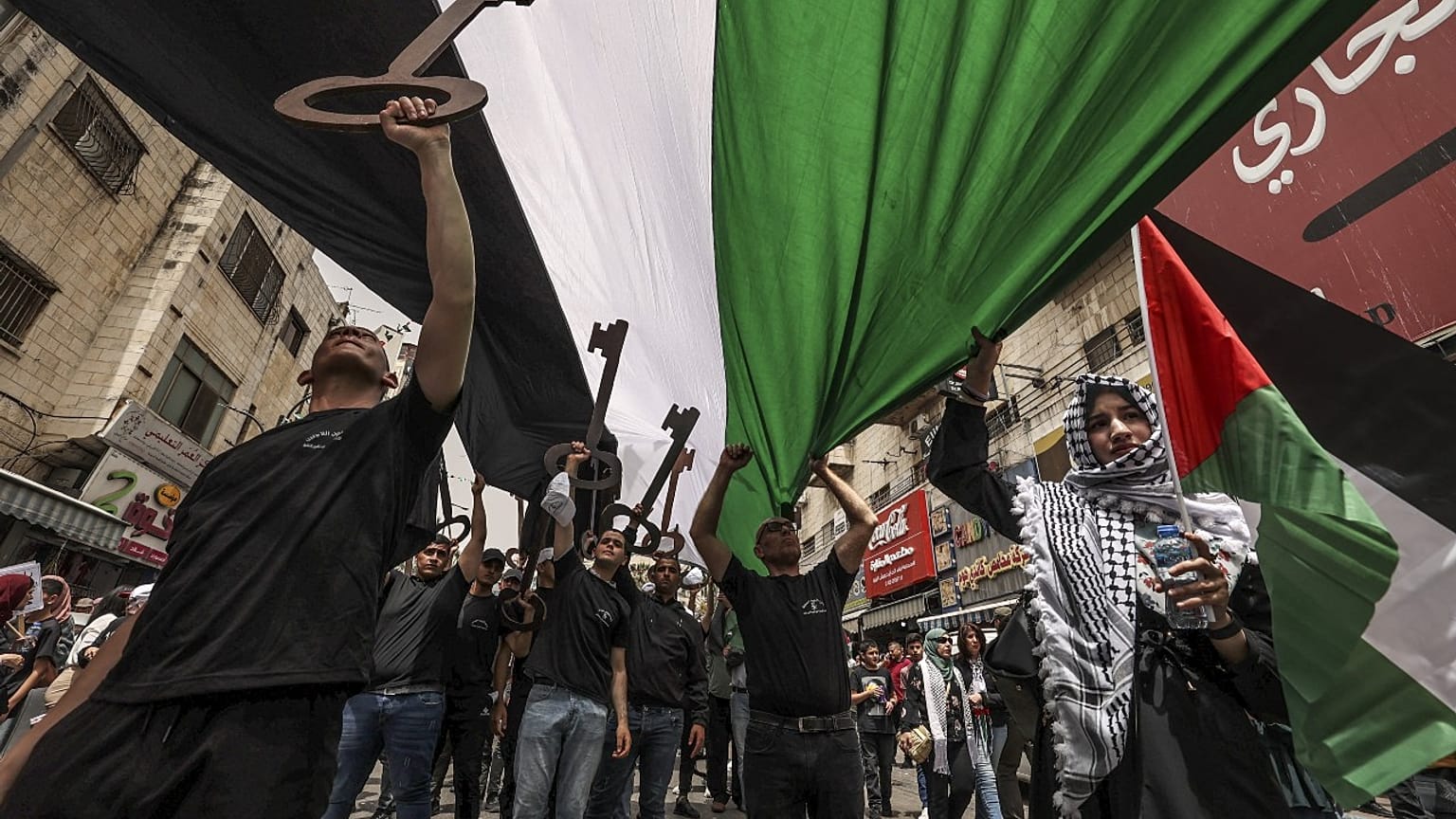 فلسطينيون يحيون ذكرى النكبة 74 في مدينة رام الله، الضفة الغربية. 