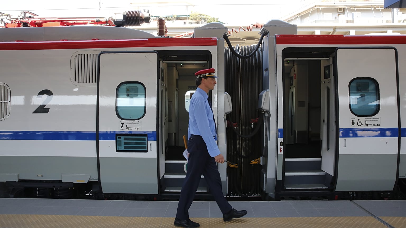 Άφιξη στο σταθμό Λαρίσης της αμαξοστοιχίας ETR 470, που πραγματοποιεί το πρώτο δρομολόγιο μεταξύ Θεσσαλονίκης και Αθήνας