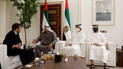 الرئيس الفرنسي إيمانويل ماكرون والرئيس دولة الإمارات محمد بن زايد في أبوظبي