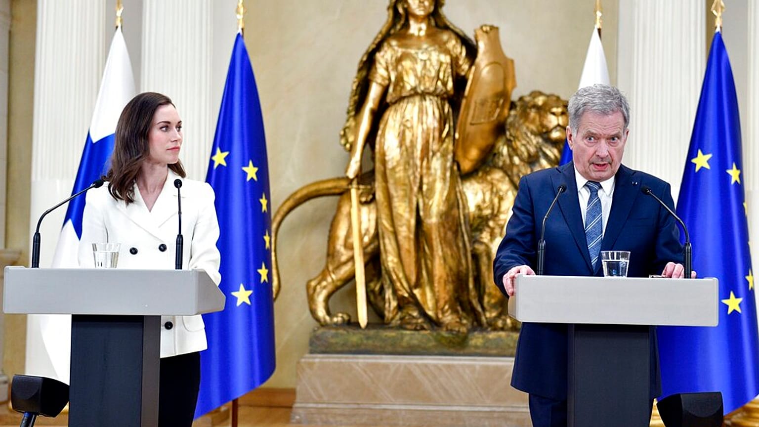 Finlandiya Cumhurbaşkanı Sauli Niinistö (sağda)