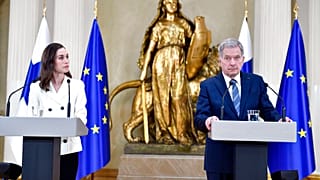 O πρόεδρος και η πρωθυπουργός της Φινλανδίας ανακοινώνουν την απόφαση για αίτημα ένταξης της χώρας στο ΝΑΤΟ