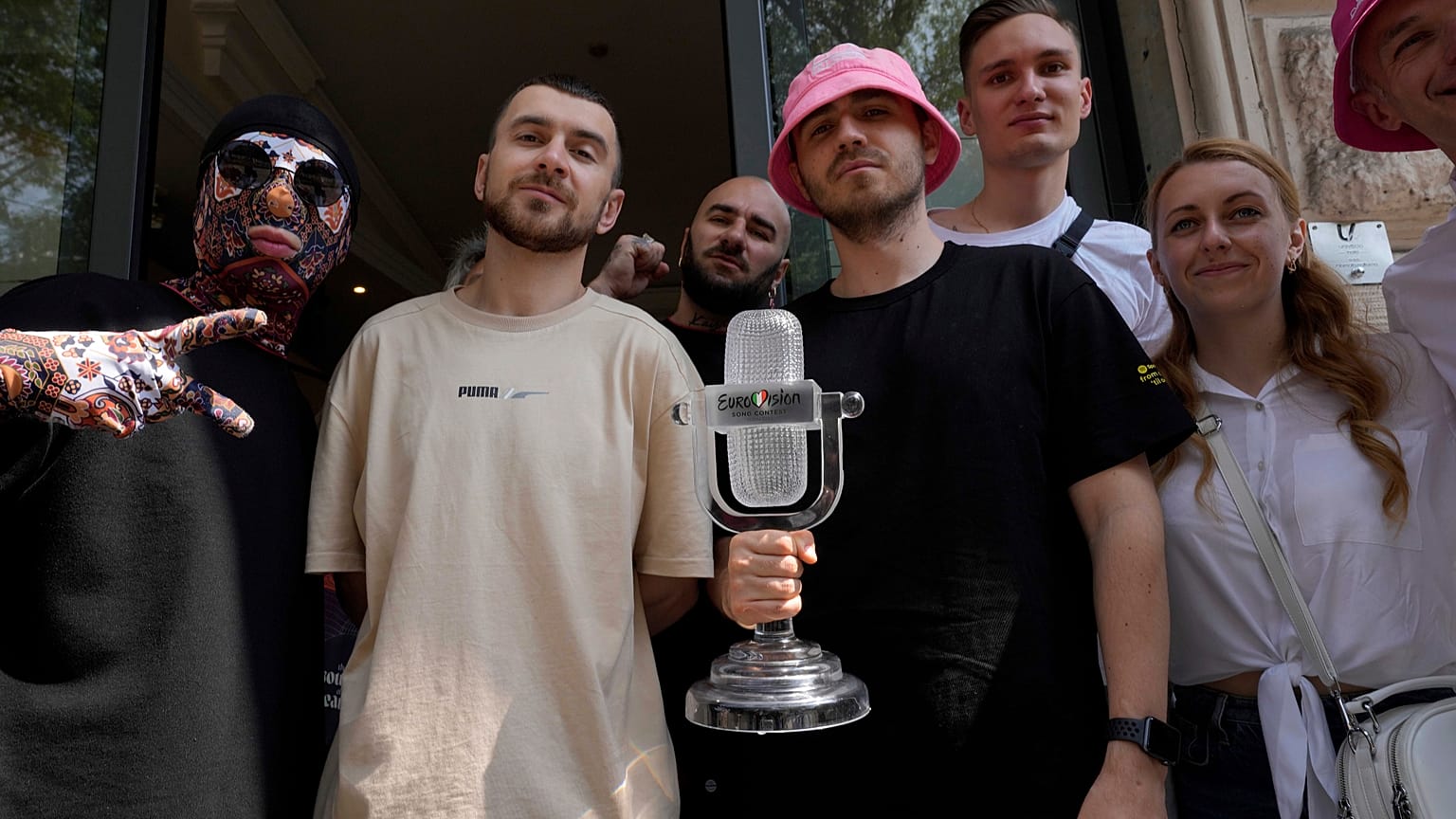 La Kalush Orchestra de Ucrania posa con el trofeo tras ganar la Gran Final del Festival de Eurovisión, en Turín, Italia, el domingo 15 de mayo de 2022.