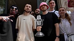 La Kalush Orchestra de Ucrania posa con el trofeo tras ganar la Gran Final del Festival de Eurovisión, en Turín, Italia, el domingo 15 de mayo de 2022.