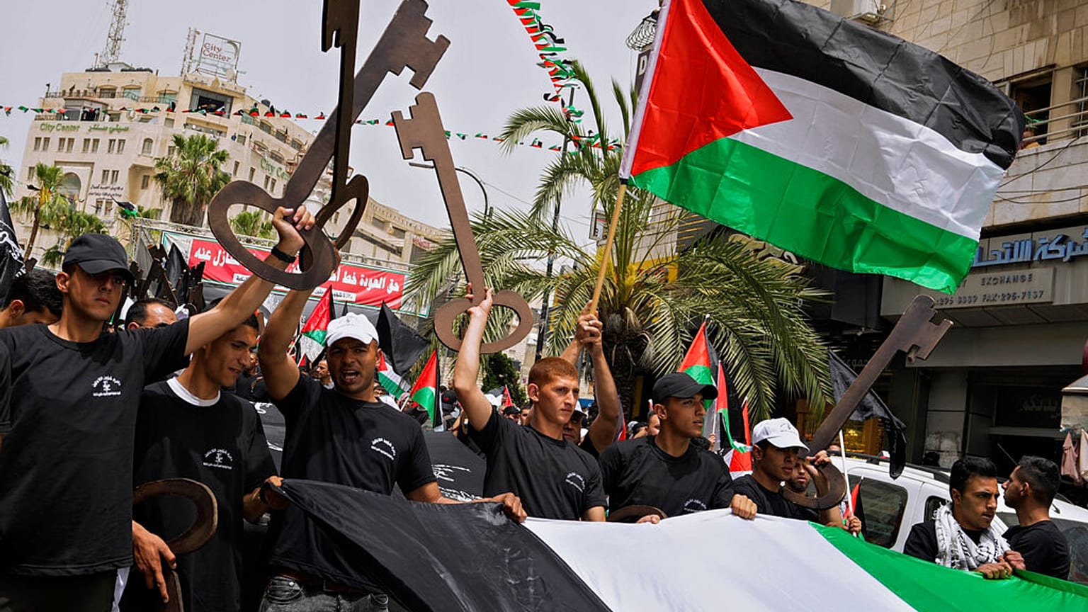 La bandiera della Palestina e le simboliche chiavi delle case dei palestinesi. (Ramallah, 15,5,2022)