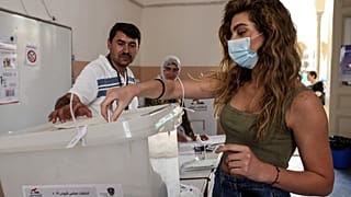 لبنانية تدلي بصوتها في مركز اقتراع في العاصمة اللبنانية بيروت.