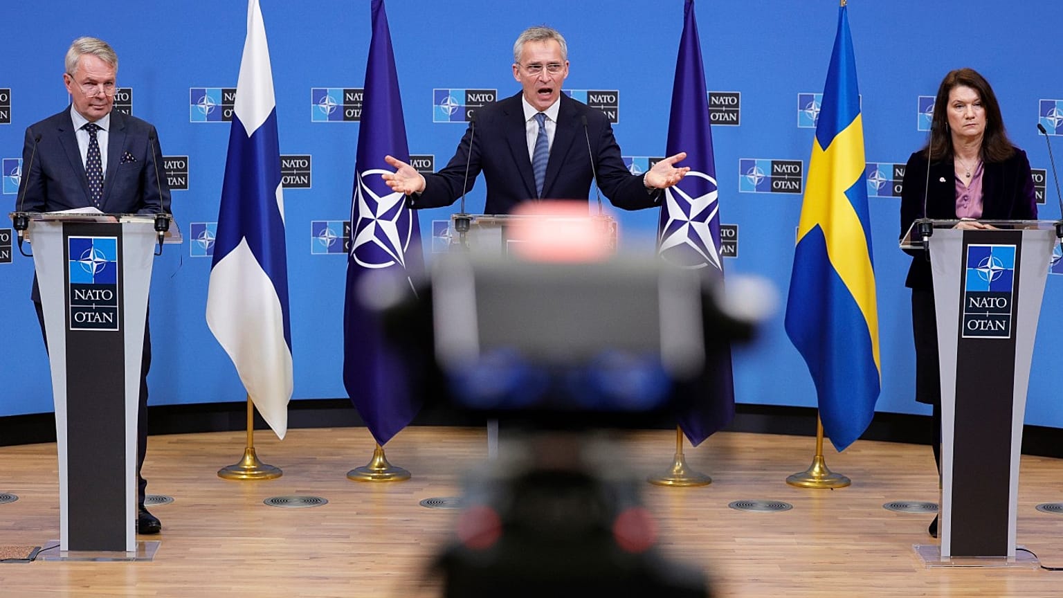 Finlandiya Dışişleri Bakanı ekka Haavisto (solda), NATO Genel Sekreteri Stoltenberg (ortada), İsveç Dışişleri Bakanı Ann Linde