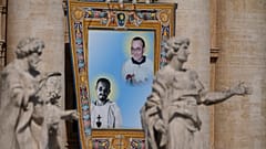 Le nouveau saint français Charles de Foucauld (1858-1916) sur une affiche hissée sur la place Saint Pierre dimanche 15 mai.
