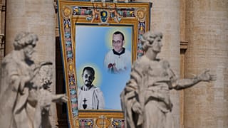 Le nouveau saint français Charles de Foucauld (1858-1916) sur une affiche hissée sur la place Saint Pierre dimanche 15 mai.