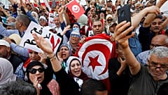 مظاهرات في تونس للمطالبة بالديمقراطية. 