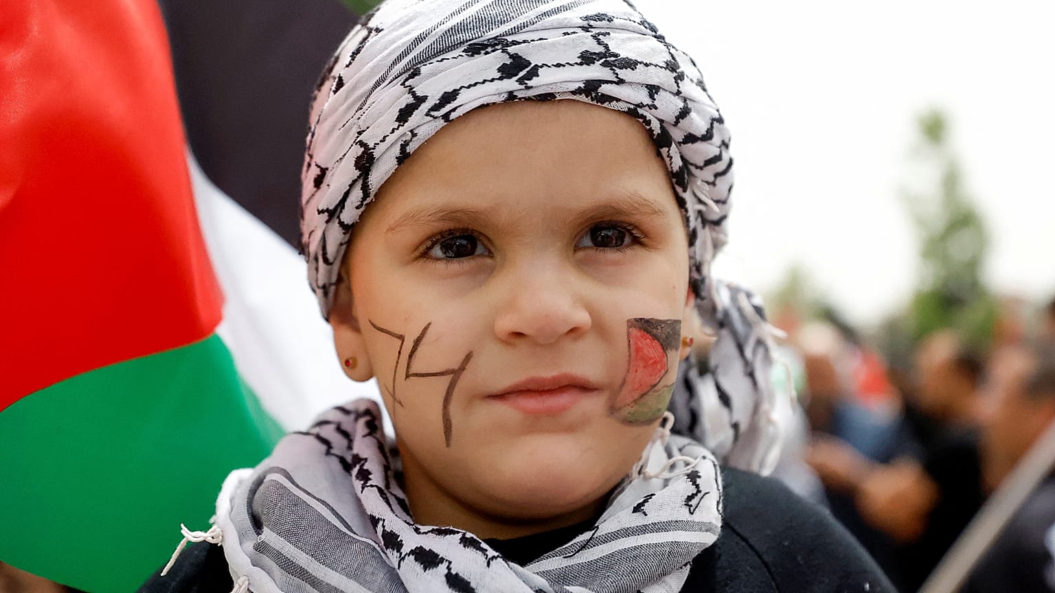 طفلة، طلي أحد خديها بألوان العلم الفلسطيني وكتب على الآخر رقم 74، تشارك في مسيرة إحياء ذكرى النكبة في رام الله