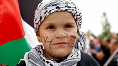 طفلة، طلي أحد خديها بألوان العلم الفلسطيني وكتب على الآخر رقم 74، تشارك في مسيرة إحياء ذكرى النكبة في رام الله