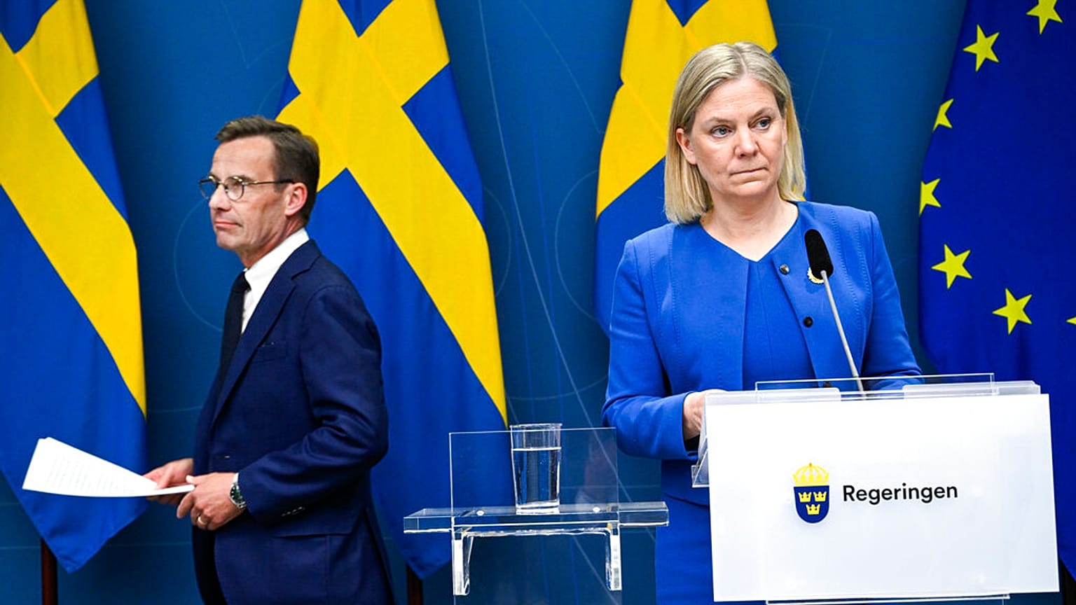 La prima ministra svedese Magdalena Andersson. A fianco, il leader dell'opposizione Ulf Kristersson. (Stoccolma, 16.5.2022)