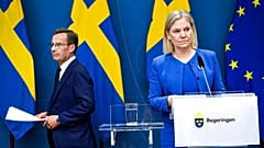 La prima ministra svedese Magdalena Andersson. A fianco, il leader dell'opposizione Ulf Kristersson. (Stoccolma, 16.5.2022)