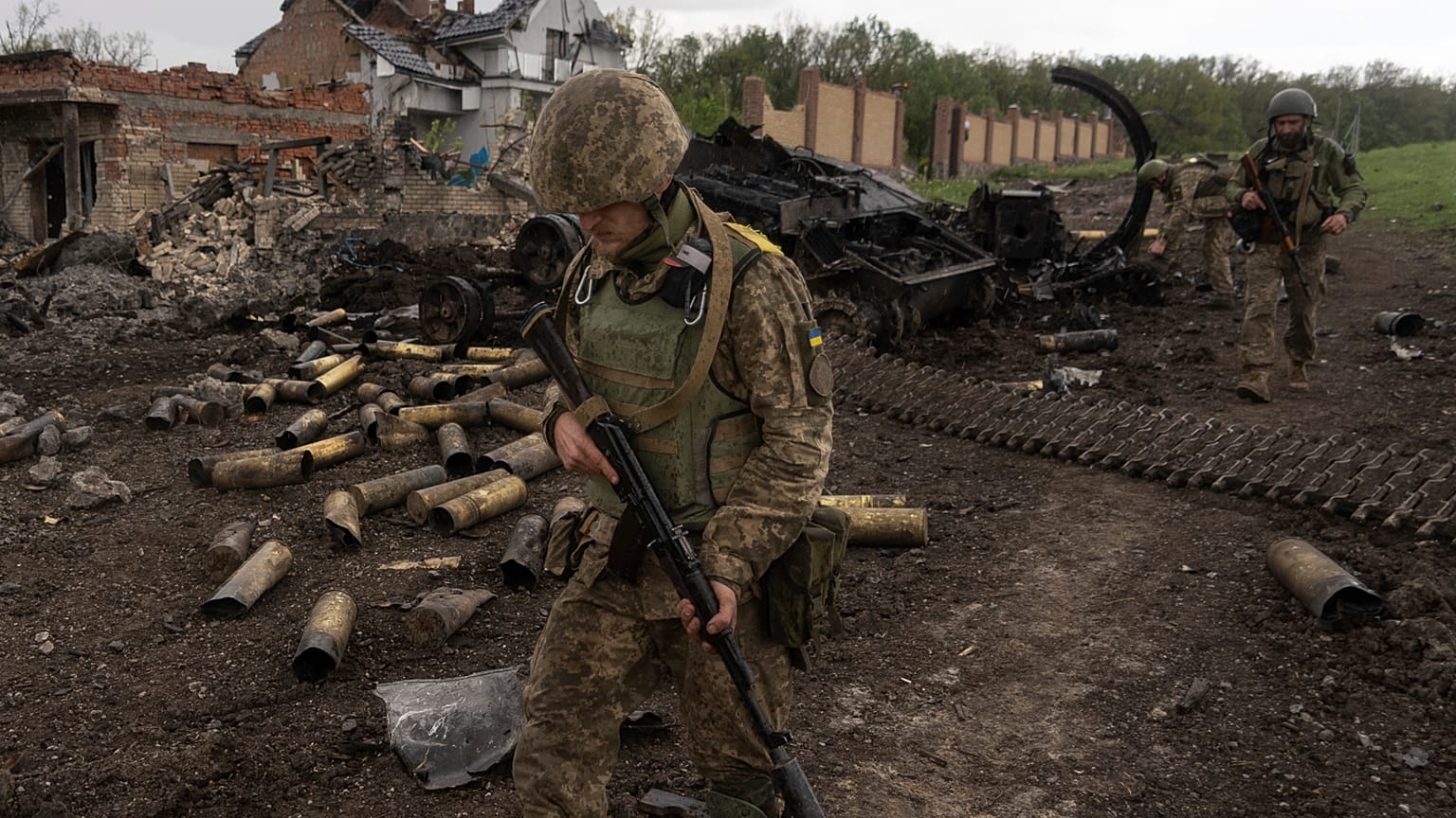 Militares ucranianos patrullan en un pueblo recientemente recuperado, al norte de Járkov, en el este de Ucrania, el domingo 15 de mayo de 2022. 