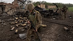 Militares ucranianos patrullan en un pueblo recientemente recuperado, al norte de Járkov, en el este de Ucrania, el domingo 15 de mayo de 2022. 