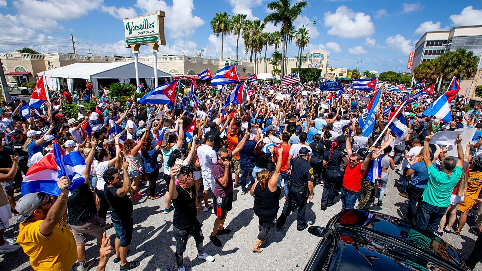 ARCHIVO - Personas marchan en las calles y ondean banderas cubanas durante una protesta en solidaridad, 11/07/2021, Miami, Estados Unidos
