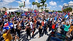 ARCHIVO - Personas marchan en las calles y ondean banderas cubanas durante una protesta en solidaridad, 11/07/2021, Miami, Estados Unidos