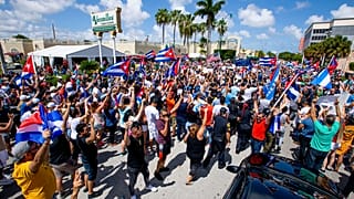 ARCHIVO - Personas marchan en las calles y ondean banderas cubanas durante una protesta en solidaridad, 11/07/2021, Miami, Estados Unidos