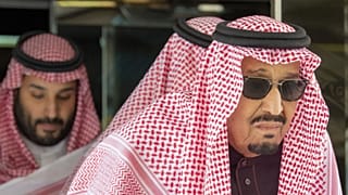 العاهل السعودي الملك سلمان عبد العزيز (إلى اليمين)، برفقة ولي العهد الأمير محمد بن سلمان، وهو يغادر المستشفى- الرياض، السعودية
