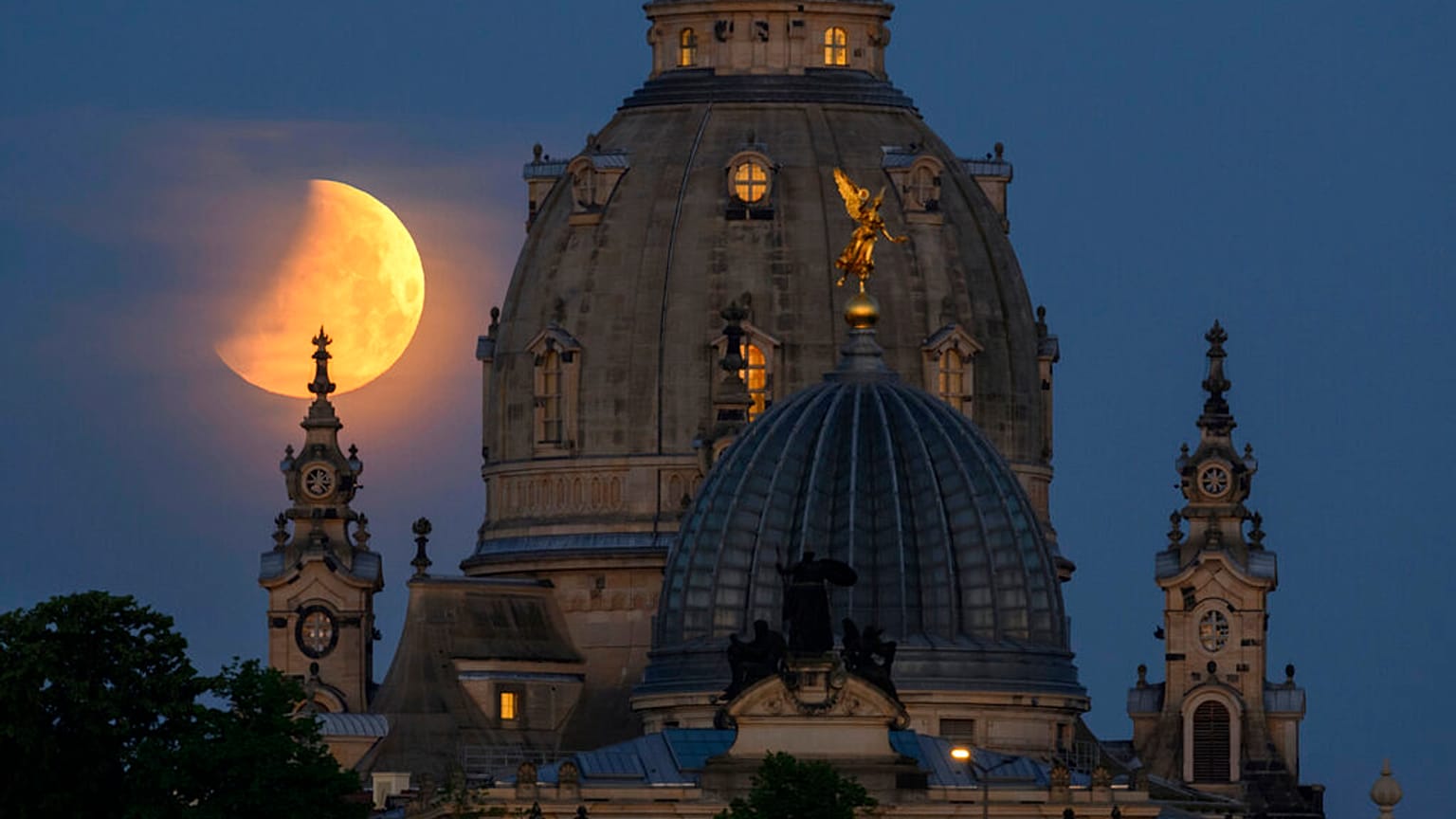 Der Mond steigt auf hinter der Frauenkirche in Dresden, Deutschland 16. Mai 2022