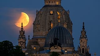 Der Mond steigt auf hinter der Frauenkirche in Dresden, Deutschland 16. Mai 2022