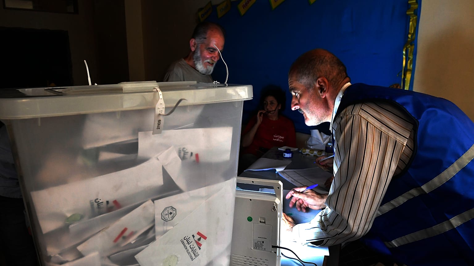 Lübnan'da elektrik kesintileri oy sayım işlemini yavaşlatıyor