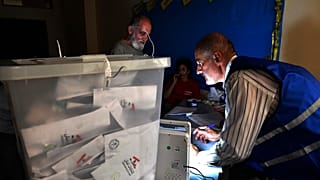 Lübnan'da elektrik kesintileri oy sayım işlemini yavaşlatıyor