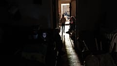 Menschen in einem provisorischen Schutzraum in der Ukraine