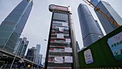 Kentte alışveriş merkezleri, süpermarketler, restoranlar, berberler ve diğer işletmeler pazartesiden itibaren aşamalı olarak faaliyetlerine başlayacak.
