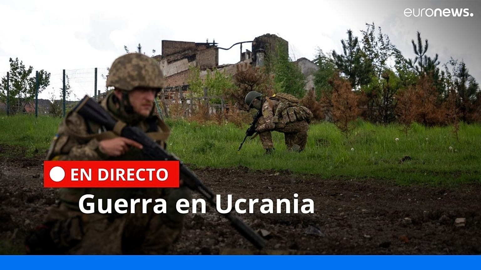 Militares ucranianos en cuclillas durante una patrulla en un pueblo recientemente retomado, al norte de Jarkov, este de Ucrania, el domingo 15 de mayo de 2022.
