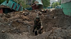 Un policía de las fuerzas especiales inspecciona un lugar tras un ataque aéreo de las fuerzas rusas en Lisychansk, región de Lugansk, Ucrania, el 13 de mayo de 2022. 