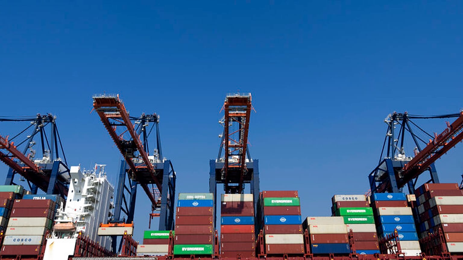 Dış ticaret açığında özellikle ithal edilen enerji ürünleri maliyetindeki hızlı yükselişin etkili olması dikkati çekiyor.