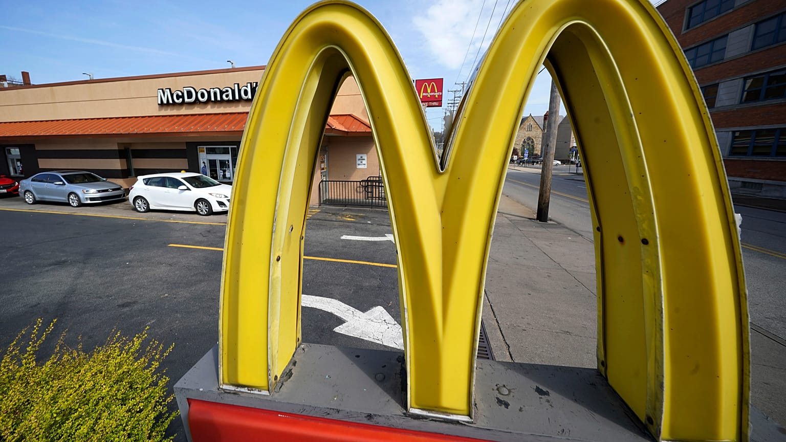 Présent en Russie depuis plus de 30 ans, McDonald's compte 850 restaurants et 62 000 salariés dans ce pays.