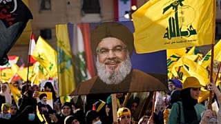 أنصار حزب الله يلوحون بصور زعيم الحزب حسن نصر الله خلال حملة انتخابية في الضاحية الجنوبية لبيروت، لبنان.
