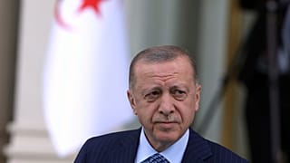 Der türkische Staatspräsident Erdogan bei der Begrüßungszeremonie für seinen algerischen Amtskollegen Abdelmadjid Tebboune in Ankara (16. Mai 2022)