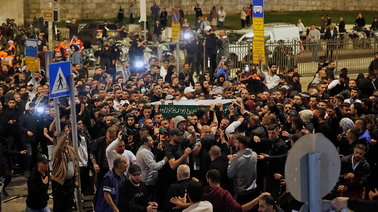 فلسطينيون يحملون نعش وليد الشريف الذي توفي الأحد متأثراً بإصابة تعرض لها سابقاً