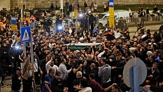 فلسطينيون يحملون نعش وليد الشريف الذي توفي الأحد متأثراً بإصابة تعرض لها سابقاً